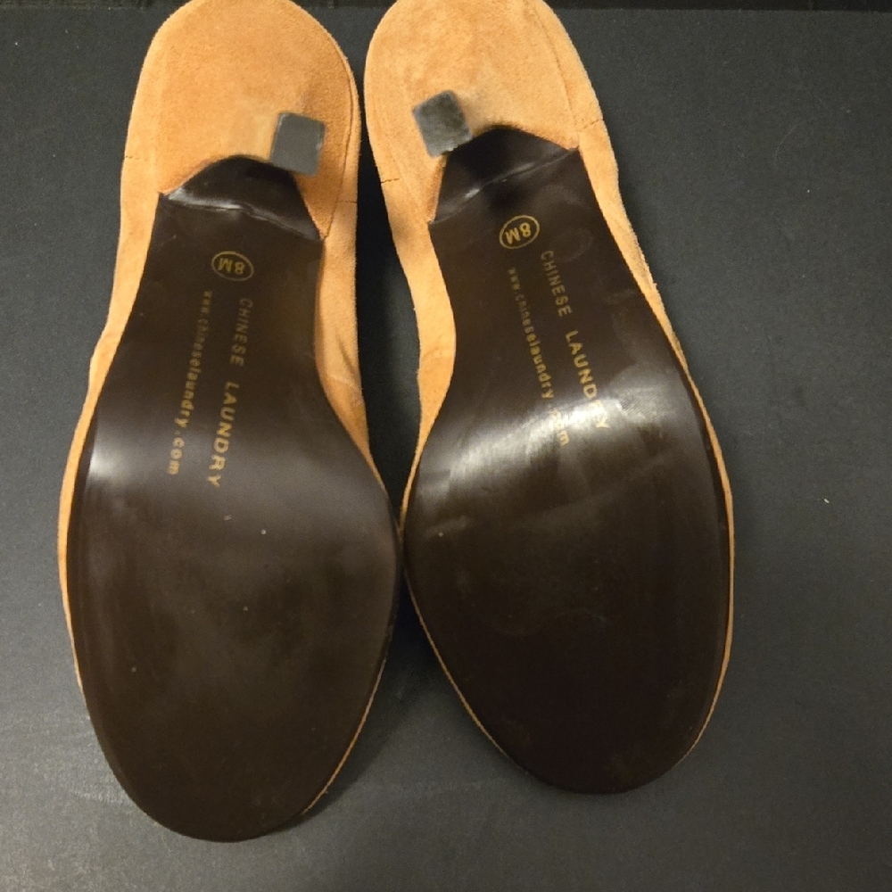 Chinese Laundry Tan Heels with Gold Accents - Picture 7 of 8